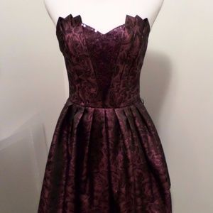BETSY JOHNSON Short Plum Sleeveless Formal Size 4